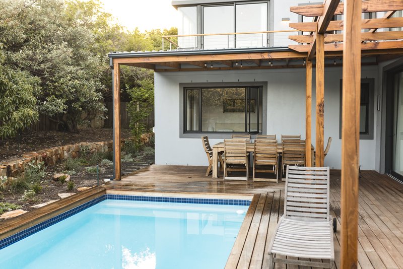 casa con piscina y decorados madera